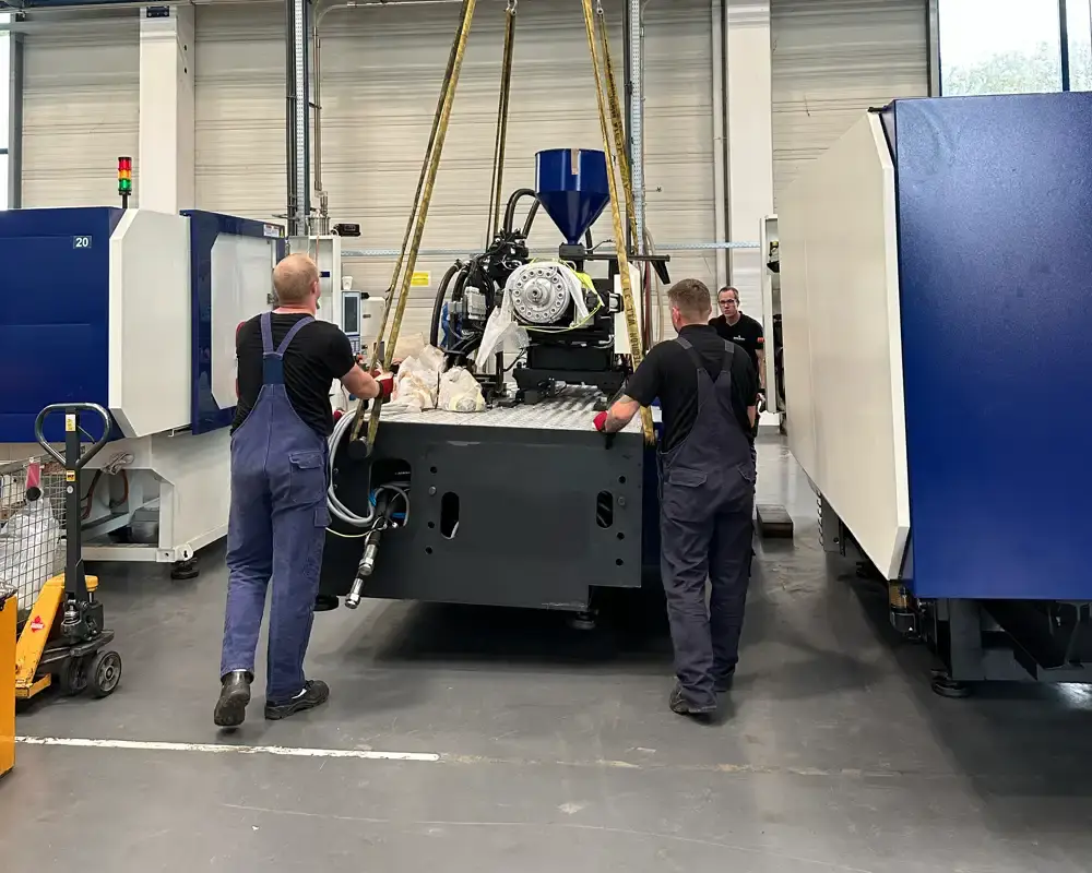Fast geschafft: Die 7t und 15t schweren Teile der Maschine erfordern präzise Handhabung