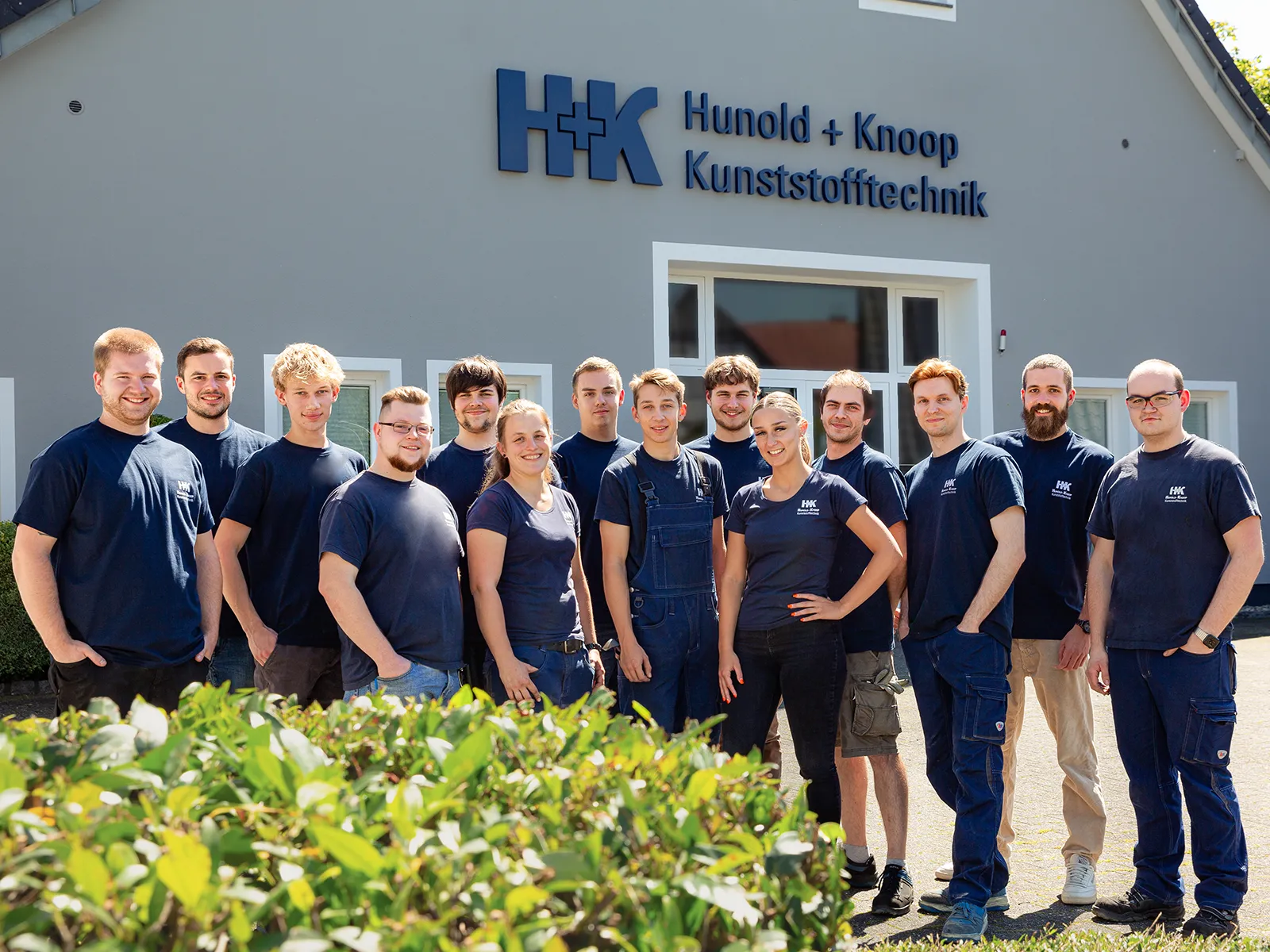 Hunold + Knoop Auszubildende und Ausbilder 2023 vor Werk I Hunold + Knoop Auszubildende und Ausbilder 2023 vor Werk I