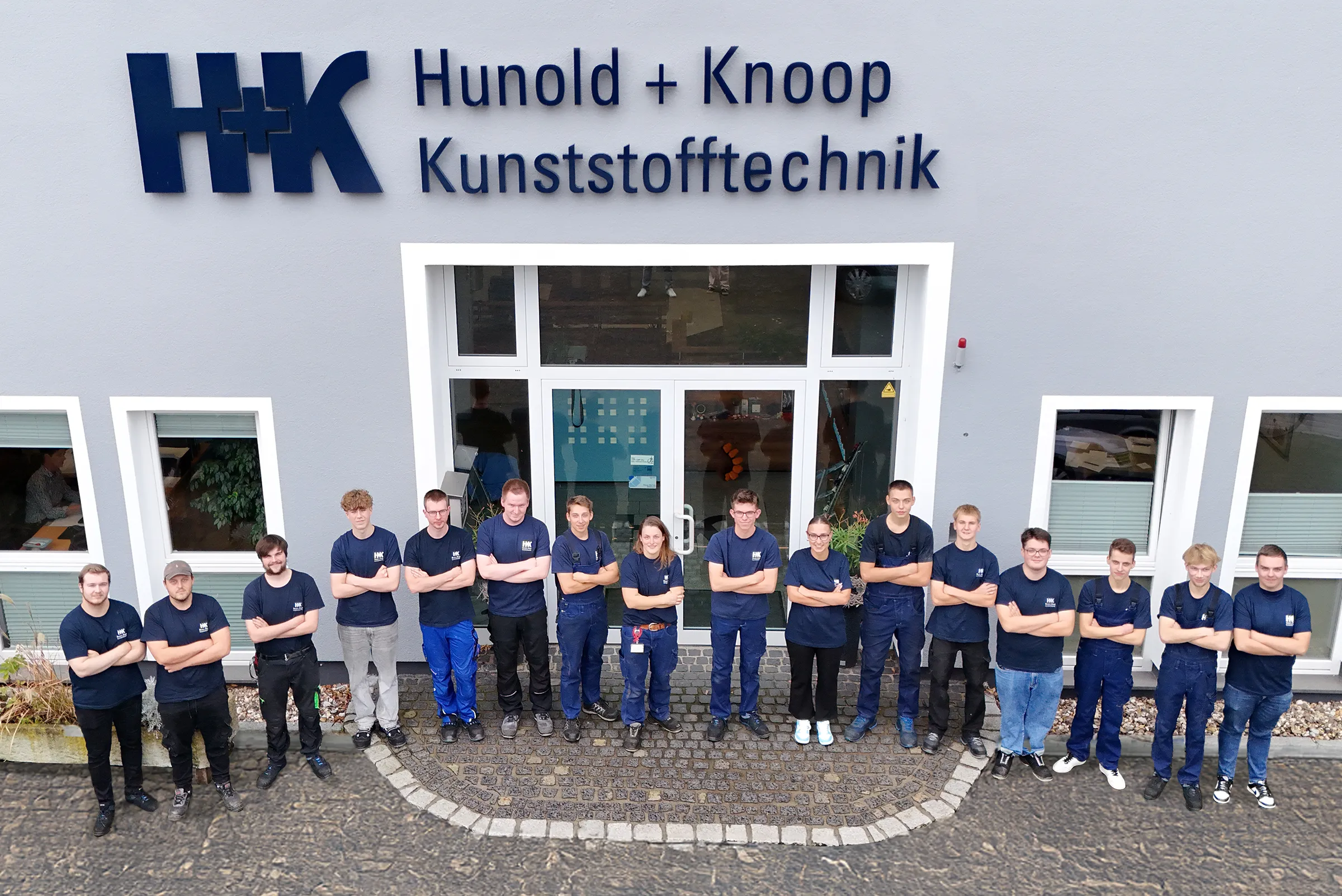 H+K Auszubildende 2024 vor Firmengebäude