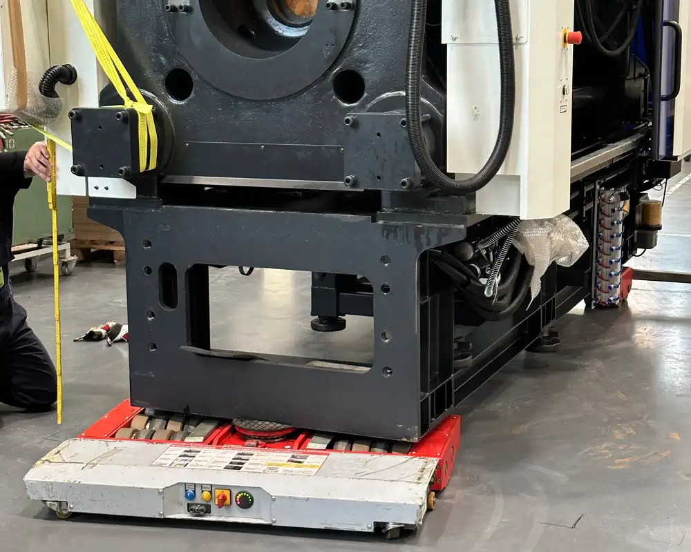 Die Maschinenteile werden präzise in die Halle gesteuert Hunold-Knoop-Neue-Maschine-WerkII-4